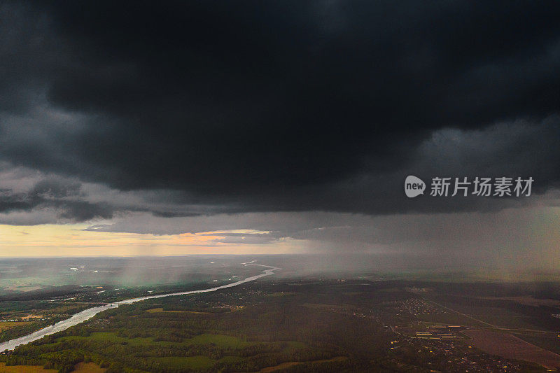 风暴云鸟瞰图。下雨了。森林无人机摄影。夏天。可持续性。保护自然。多雨的天气