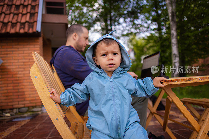 穿雨衣的可爱男孩