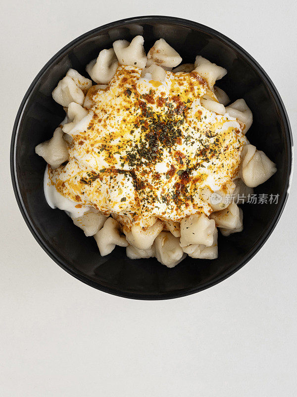 土耳其饺子，传统的土耳其餐mantyi，肉馅饼，饺子，Manti，土耳其饺子(Manti)与酸奶