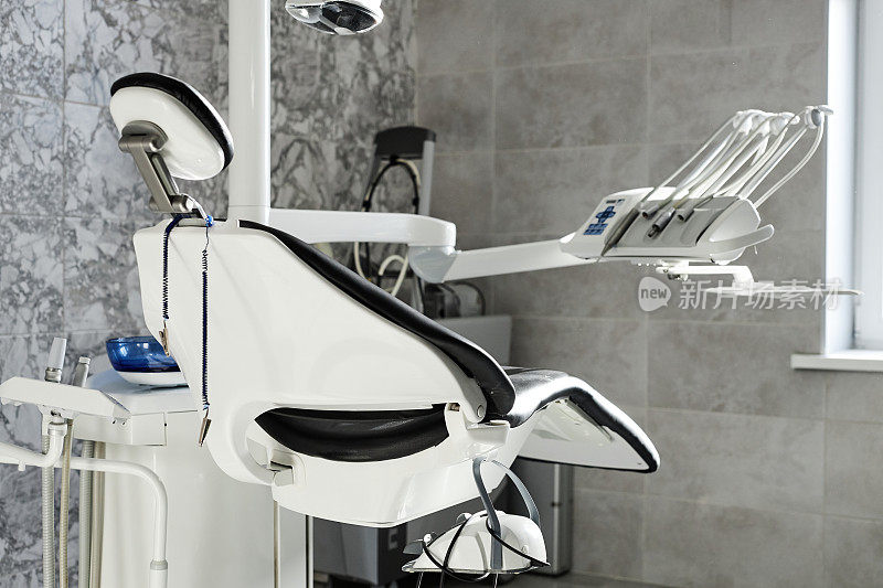 牙科诊所的牙医椅和现代化设备