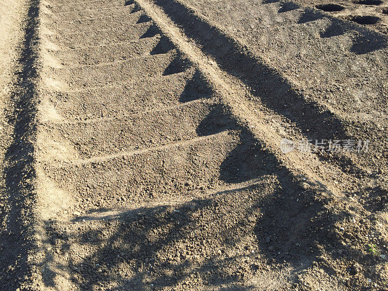 为了在花园里种菜，挖土