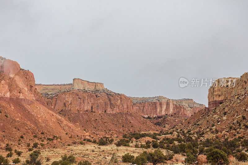 在新墨西哥州农村的高沙漠中，令人惊叹的红色岩石山谷