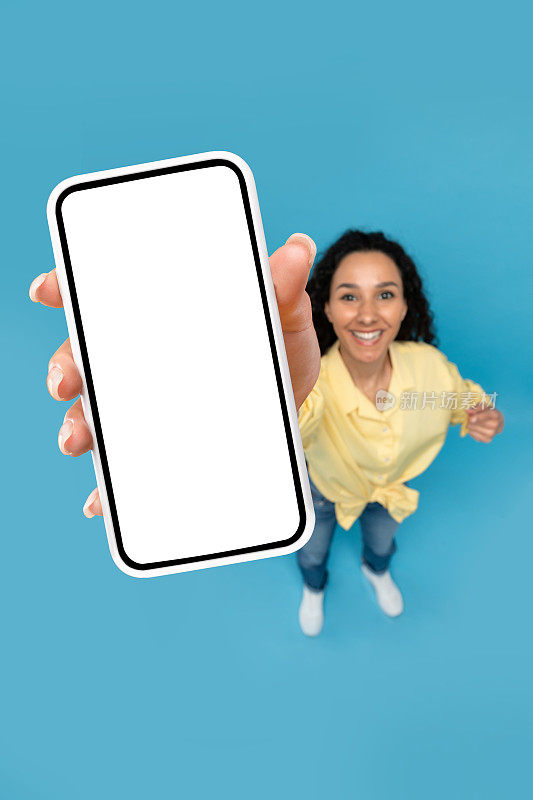 上图中年轻女子指着空白屏幕的手机，广告网站，为广告模型提供空间