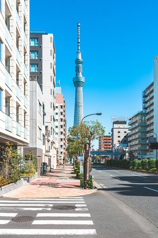 东京天空树位于东京镇的街道上，当天空晴朗时，日本