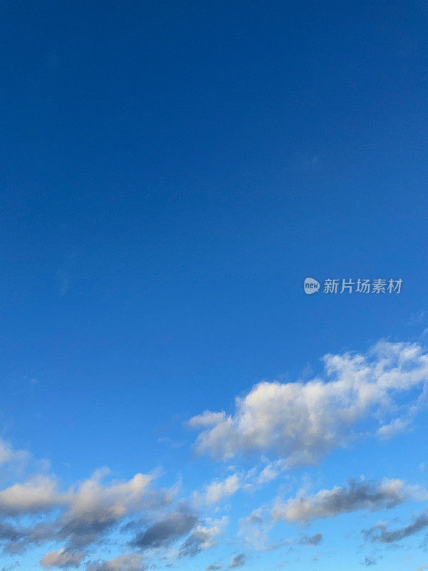 蓝色的天空。云背景。