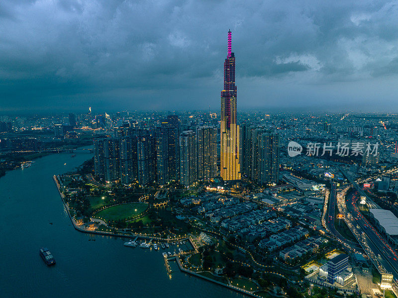 无人机在雨前俯瞰81号地标