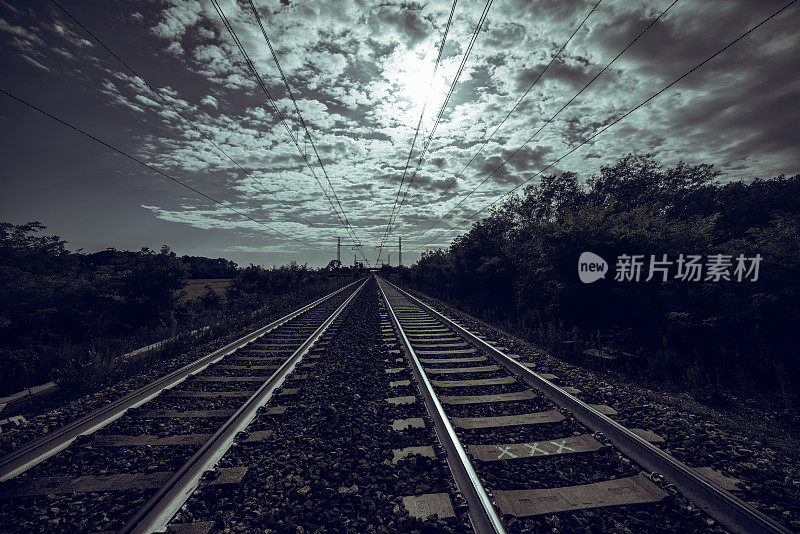 黑暗景观，火车轨道和云景的视角逐渐减少