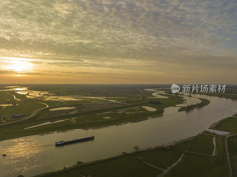 IJssel和Reevediep春季日落全景鸟瞰图