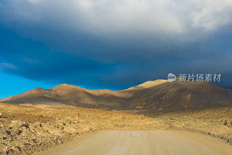 富埃特文图拉——午后阳光下科费特地区美丽的山脉