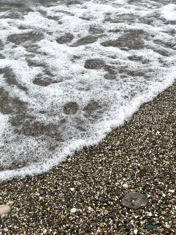 沙滩上柔和的海浪