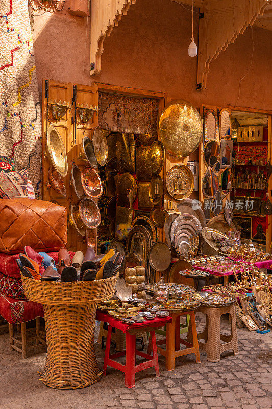 麦地那露天市场的马拉喀什集市摊位上摆放着摩洛哥纪念品和古董