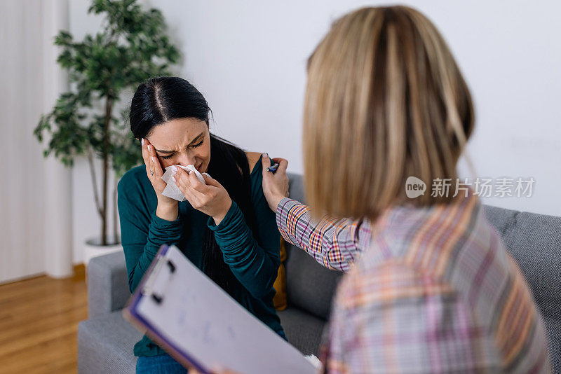 年轻女子向她感同身受的心理治疗师敞开心扉