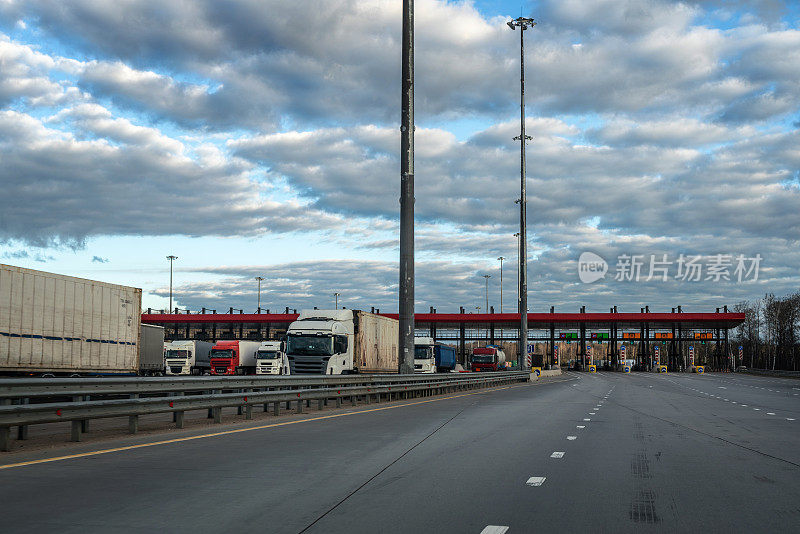 在收费站的多车道高速公路上的重型卡车