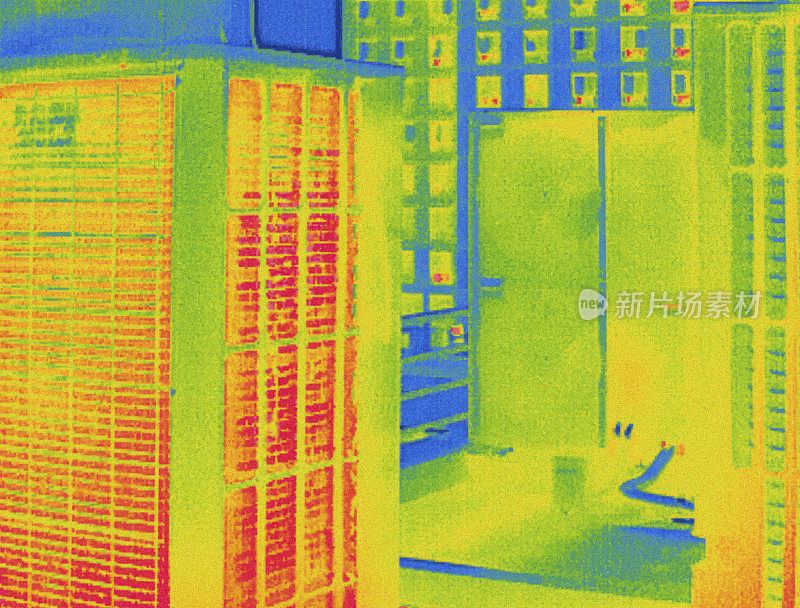 空调冷热泄漏。屋顶空调机组的红外图像。冷却塔安装及缺热检查