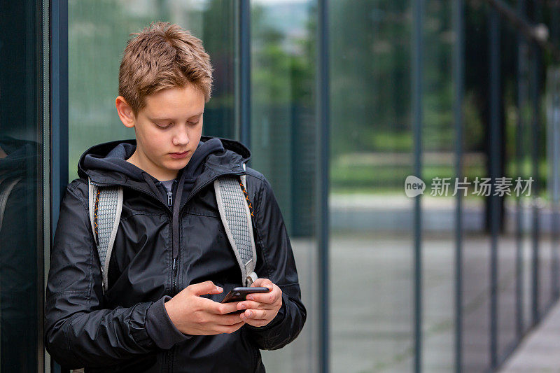 青少年男生使用手机学习