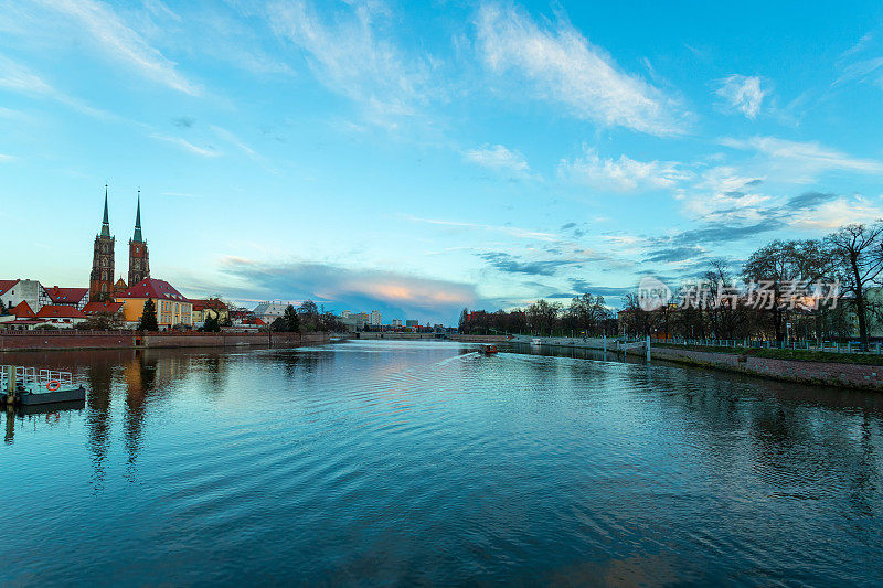 弗罗茨瓦夫古城的景色。奥德拉河上的圣约翰岛和大教堂，在河岸找到娱乐区。弗罗茨瓦夫