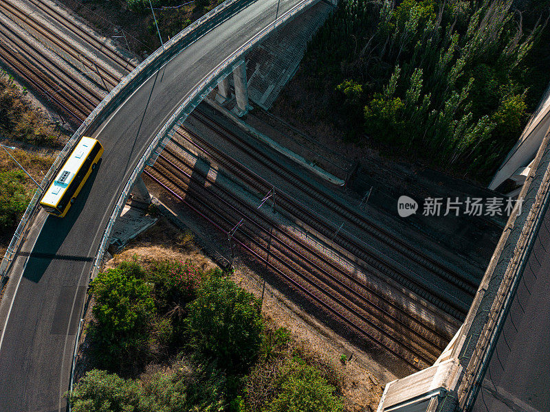 航拍画面摄于葡萄牙里斯本一座汽车立交桥下的铁路线上方