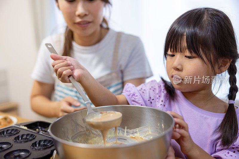 母女俩在家里做小蛋糕