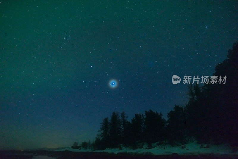 冬天，挪威韦斯特拉伦海岸的星空和微弱的北极光