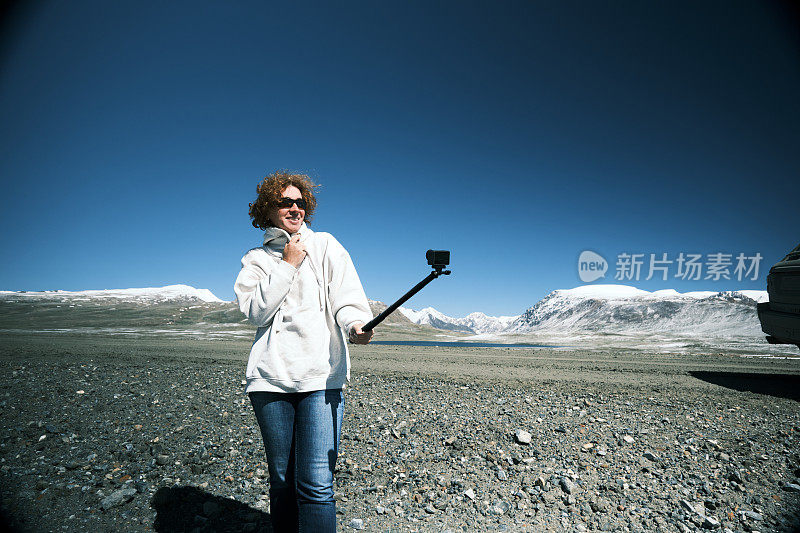 一位女游客正在讲述她的雪山自驾游