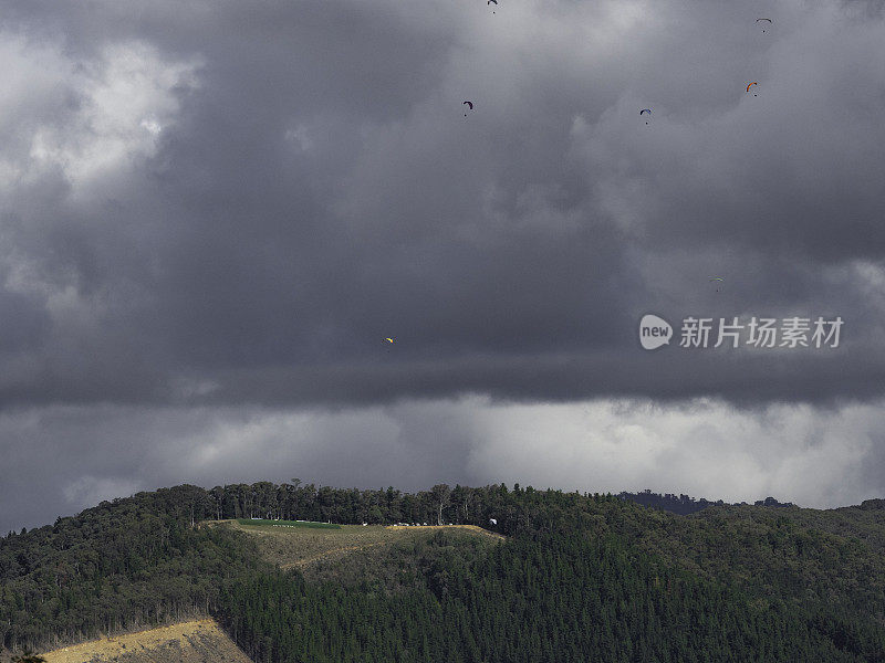 滑翔伞和暴风雨的天空