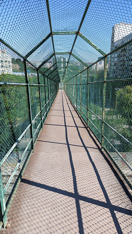 里斯本铁路上的混凝土人行天桥