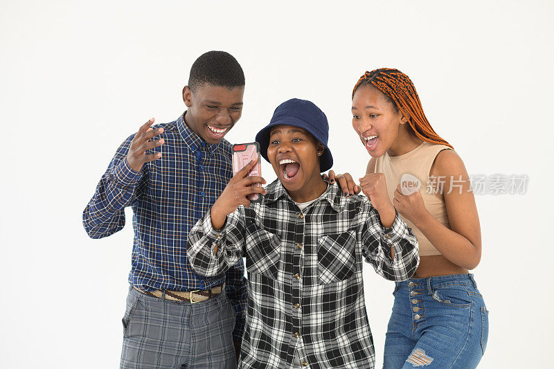 非洲年轻人一起看智能手机庆祝好消息
