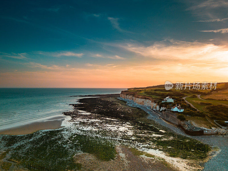 日落时英国南海岸的七姐妹悬崖和杜克米尔港鸟瞰图