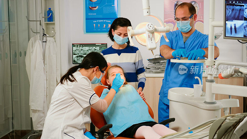 牙医技师正在检查小病人