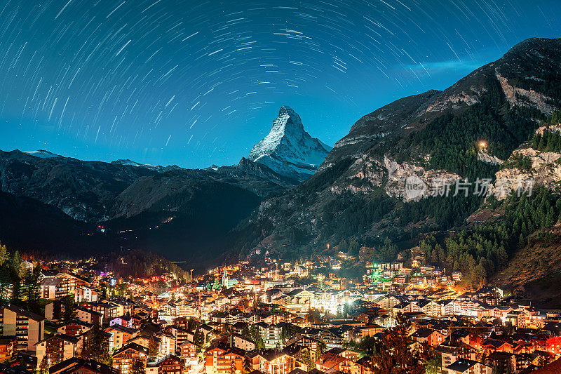 采尔马特(Zermatt)乡村小镇在瑞士瓦莱州的阿尔卑斯山上发光，马特洪峰(Matterhorn)是瑞士的标志性山峰