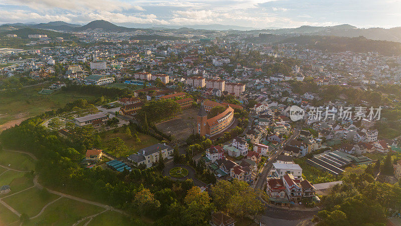 清晨，大叻市宣香湖附近的大叻师范学院鸟瞰图。越南发达国家的旅游城市