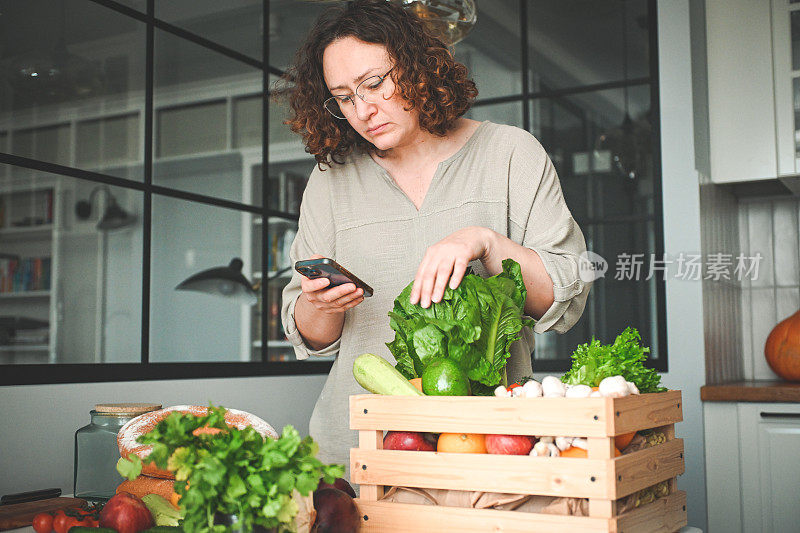 打开行李的女人送来了食物