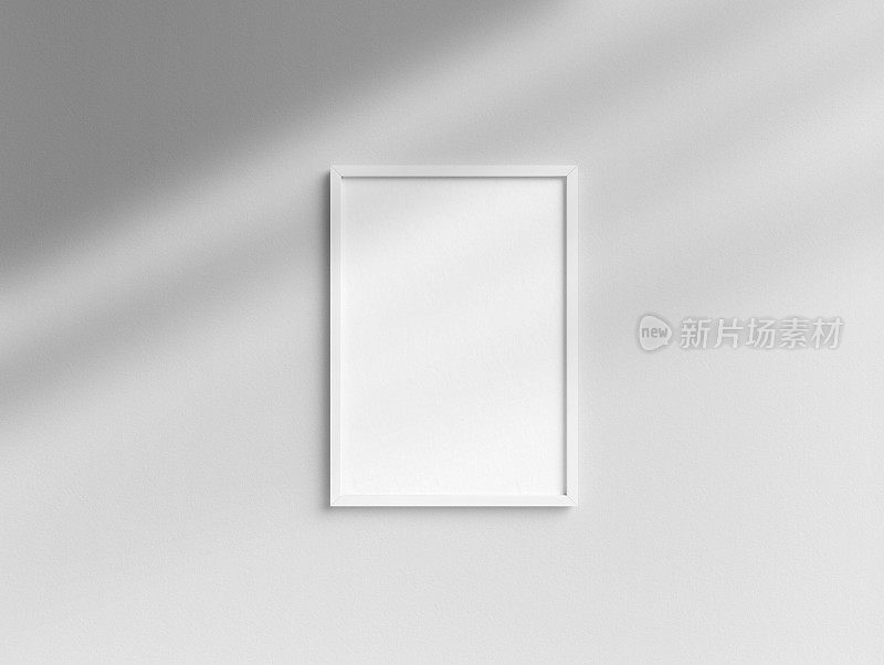 空白的白色相框模板挂在墙上