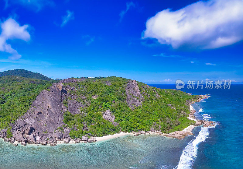 塞舌尔拉迪格的阿根特海滩。热带海岸线在阳光明媚的日子鸟瞰图