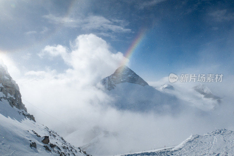 高山上的神奇天气有太阳、雪、蓝天、云、雪晶和彩虹。腹地冰川-奥地利