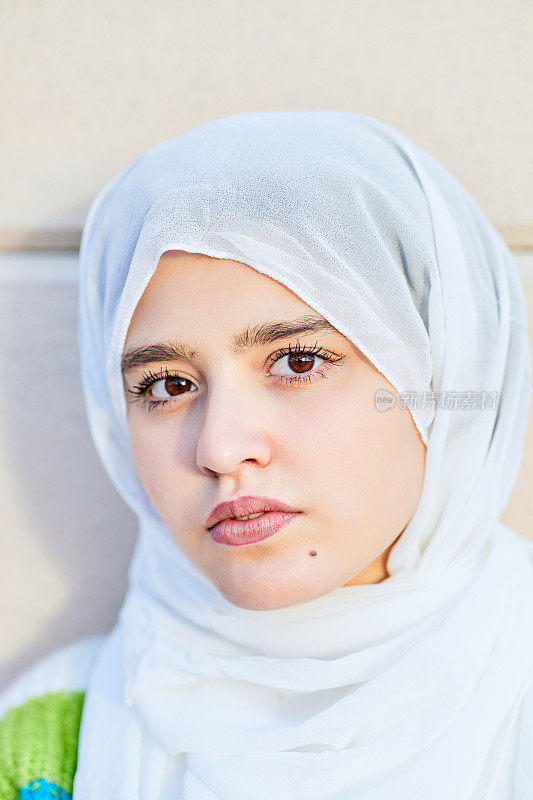 一个严肃的穆斯林妇女戴着头巾的垂直照片