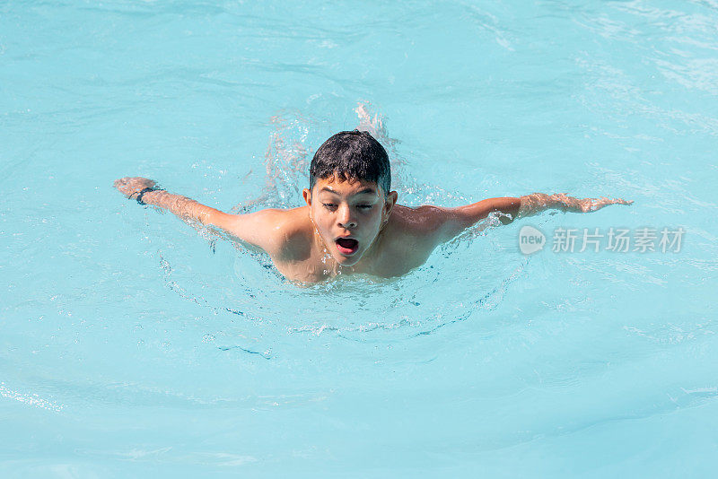 男孩在练习蝶泳