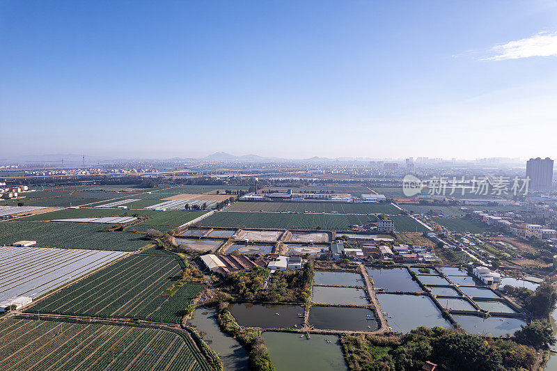 在阳光明媚的日子鸟瞰现代农村和农业用地