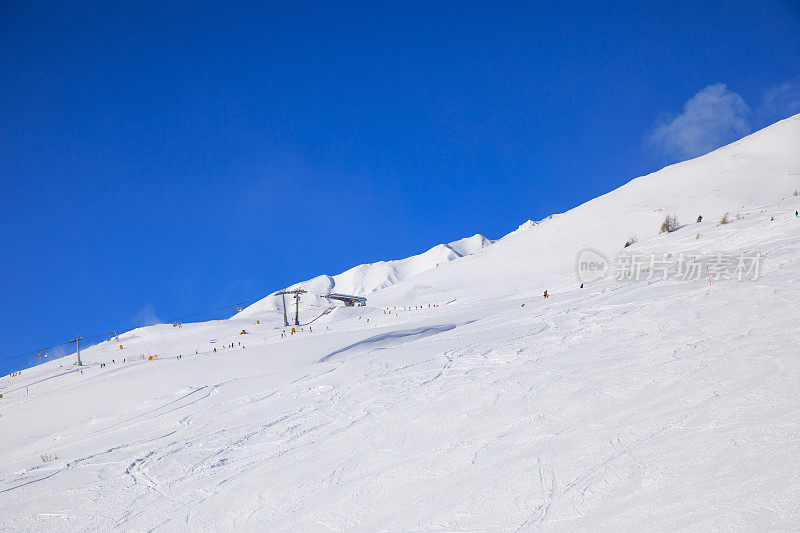 滑雪坡。山顶的高山景观。意大利阿尔卑斯山滑雪场。帕索托纳尔滑雪胜地。意大利、欧洲。