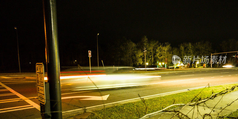 汽车的灯光在夜间飞驰而过