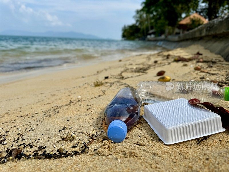 海滩上发现了游客留下的塑料垃圾