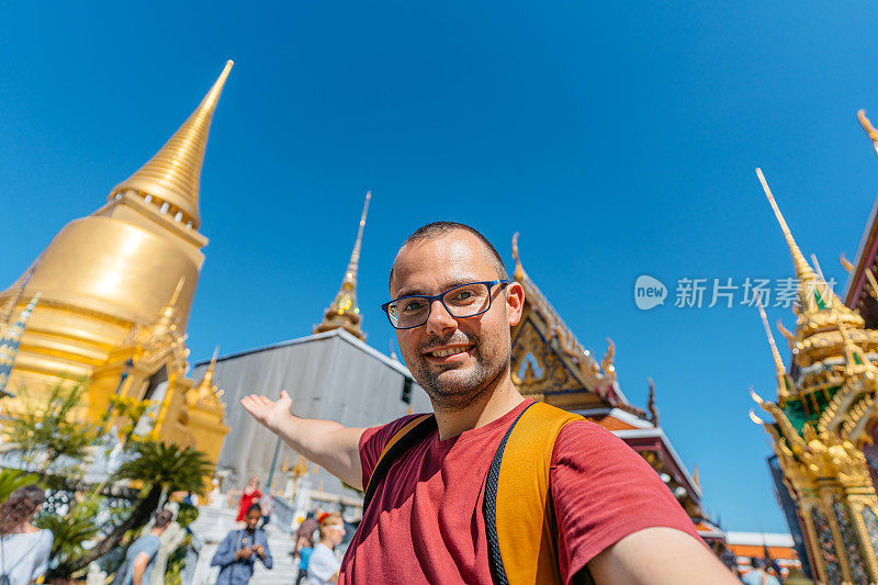 泰国曼谷，一名年轻人在玉佛寺自拍