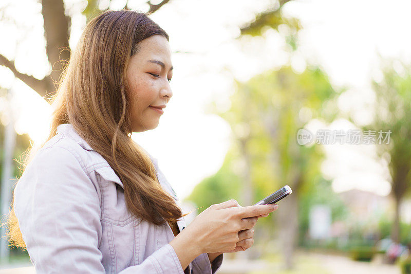 女子用智能手机发信息和视频通话。