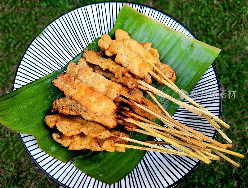 吃沙爹猪肉——曼谷街头小吃。