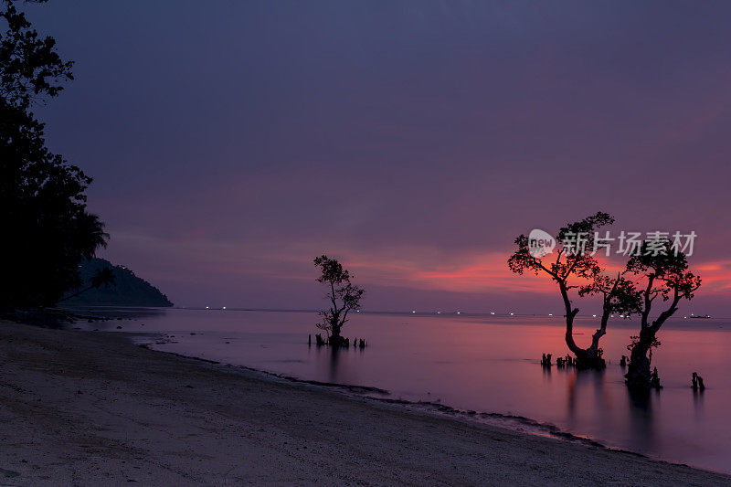 巴东尼瓦纳海滩黄昏全景