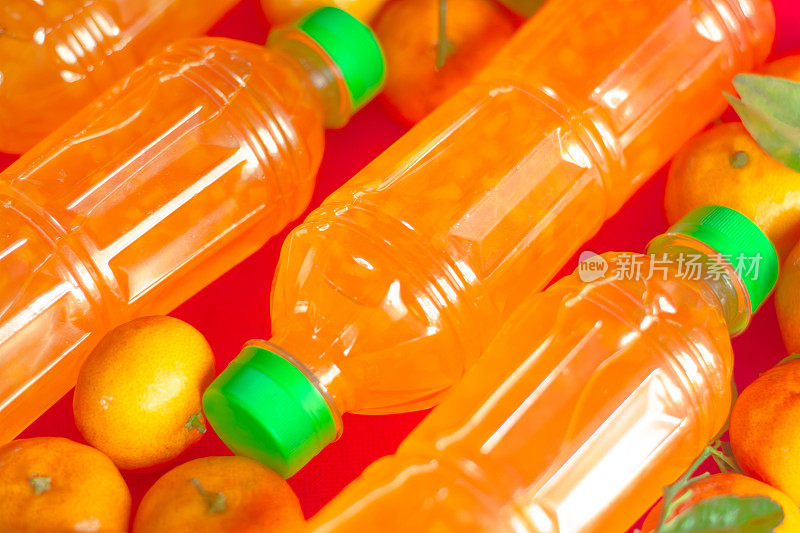 用塑料瓶装橙汁