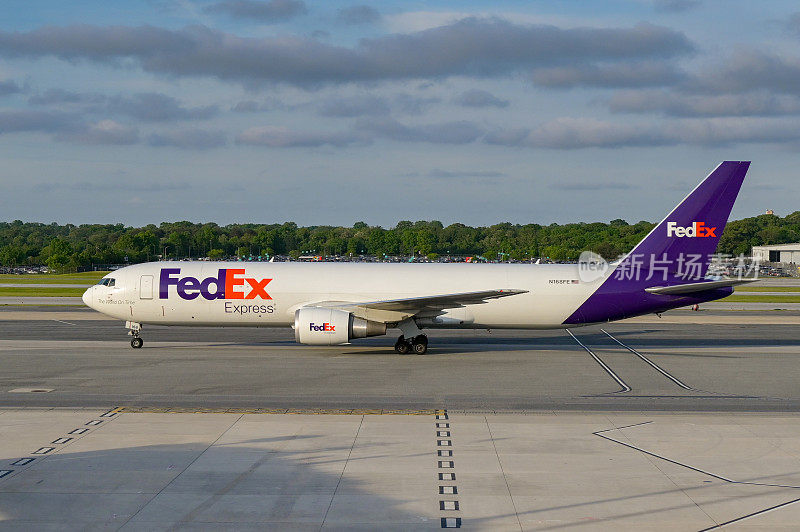 联邦快递波音767货机在巴尔的摩华盛顿机场滑行