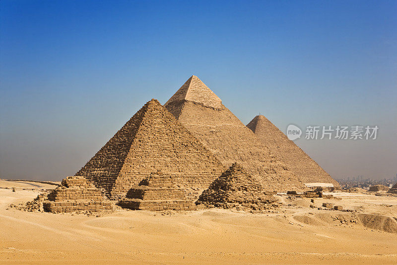 埃及开罗的蓝天映衬着吉萨金字塔