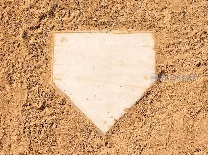 干净的棒球本垒板落在泥里