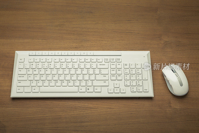 白色无线电脑鼠标和键盘